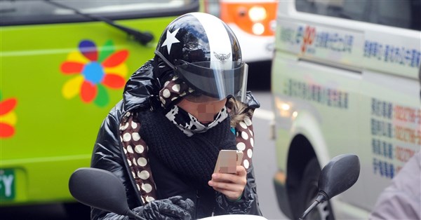 立院三讀 行車吸菸、機車滑手機罰鍰提高至1200元