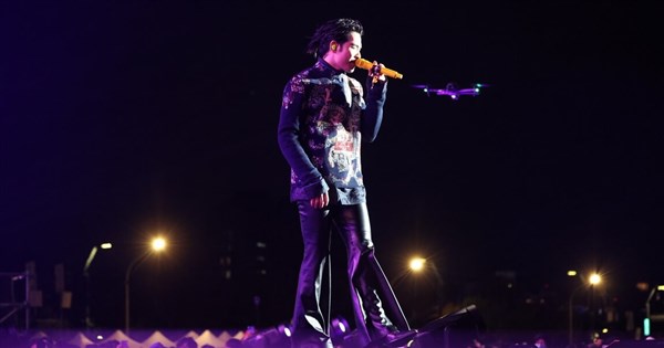 台中跨年晚會空拍機墜落 蕭敬騰台上開唱險遭砸