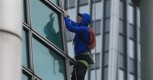 美自由攀岩名將霍諾德挑戰赤手攀台北101 直播延遲10秒防意外入眼