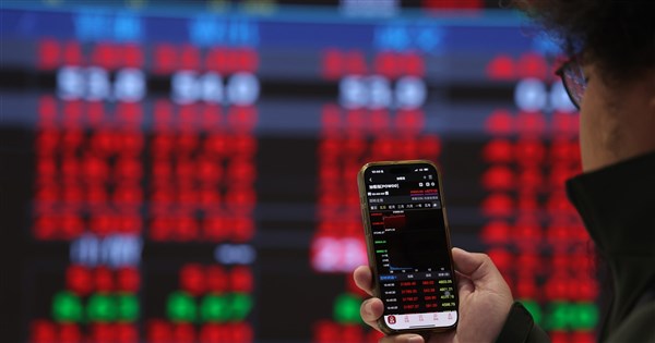 台股爆量震盪 上市櫃成交值逾1.18兆元創新高