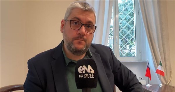 “认知战”是中共一直在打的，台湾岛内各阶层被中共渗透成筛子，包括网红、国民党党魁，他们的言论就是中共认知战的组成部分。专家称的“混合战”就是我们讲的“超限战”。

【#台湾海缆屡遭破坏　意大利专家：#...