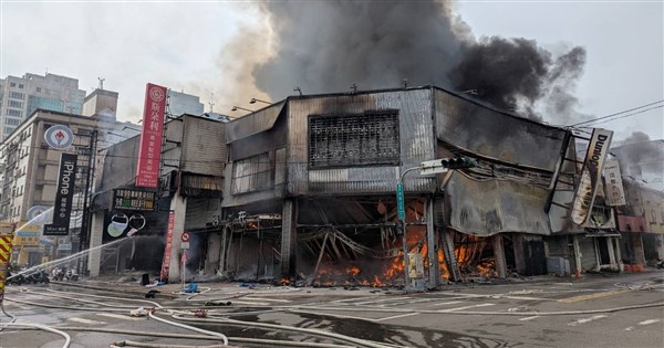 台中天津路火警延燒餐廳服飾店 地點緊鄰加油站