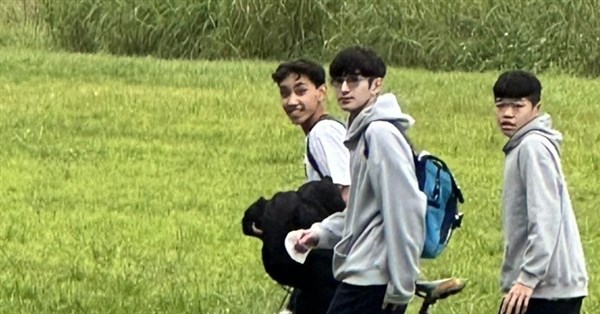 宜蘭國中生熱心為受傷老人叫救護車 照片曝光萬人按讚