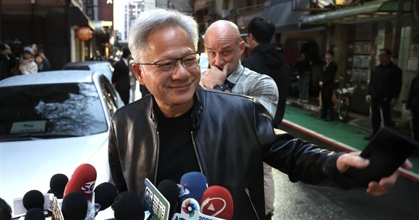 黃仁勳與魏哲家餐敘讚台積電創紀錄表現 證實最後行程2日離台[影]