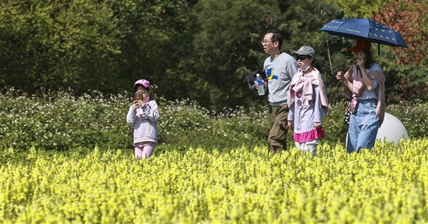早安世界》小年夜白天溫暖偏熱 國道估9路段壅塞