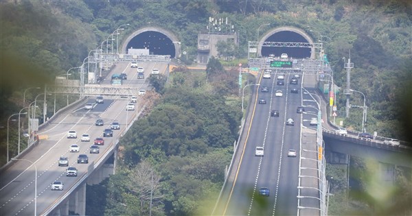 初二上午國道10路段易塞 估國5北向堵到深夜