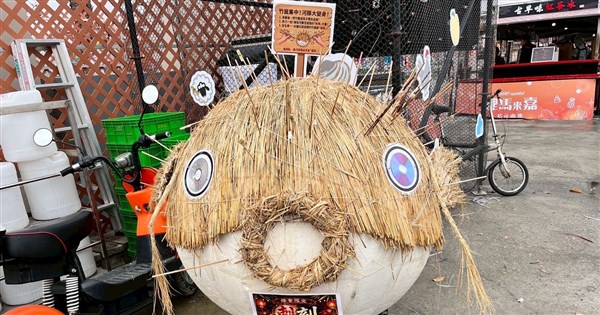 嘉義燈會河豚藝術裝置大獲好評 遊客插滿廢棄竹籤守護清潔員