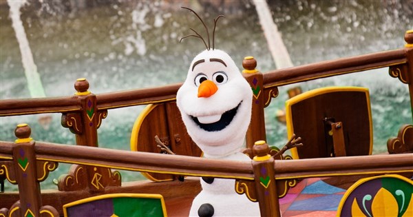 雪寶走出螢幕現身遊樂園 迪士尼打造AI機器人巴黎冰雪奇緣園區亮相