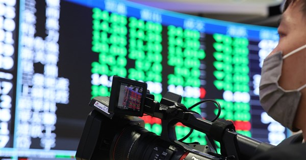 台股早盤下跌逾600點 台積電失守1800元