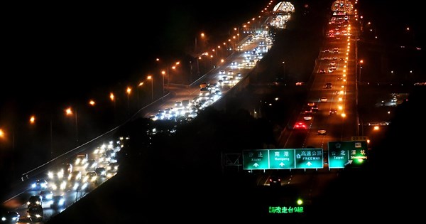 早安世界》清明連假第2天國道10處易塞 高乘載時間路段報你知