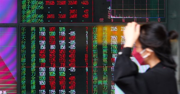 投資家は中東情勢を注視、台湾株は出来高減少で657ポイント反発