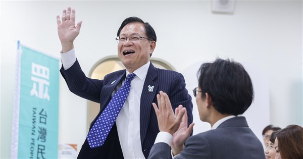 嘉義市長選、藍白合世論調査で張啓楷氏が勝利