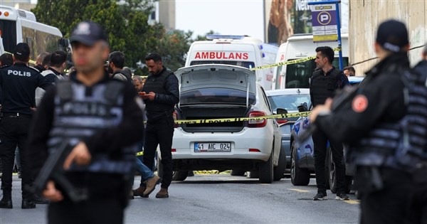 イスタンブールのイスラエル総領事館外で銃撃戦　銃撃犯1人死亡、警官2人軽傷