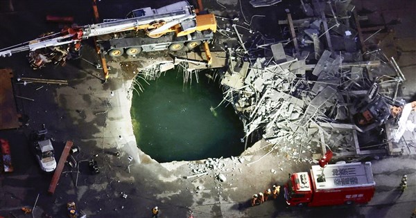 東京近郊川崎市の港湾地区で12階建て足場が崩壊、作業員3人が重傷、1人が行方不明