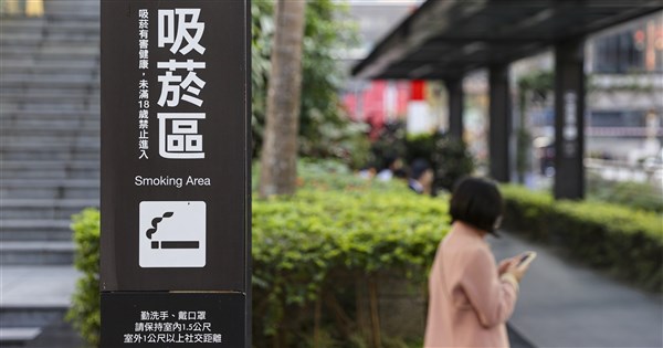 屋外喫煙所の設置に関する初期の合意 出入り口から離れ、換気を強調