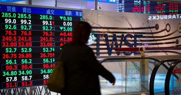 台股開高大漲逾438點 站上35200點