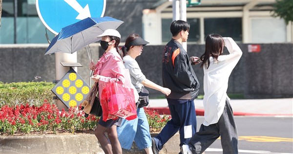 呉徳榮氏：日中は晴れて暑く、中南部は夏日のような暑さ、最高気温は36度に達する