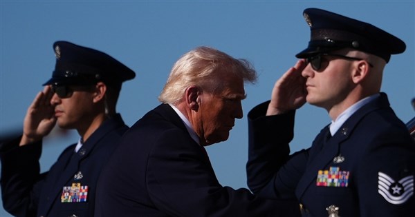 米イ交渉決裂、トランプ氏が海軍にホルムズ海峡封鎖と水雷破壊を命令