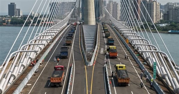 淡江大橋5月開通に向け、車両荷重試験を開始