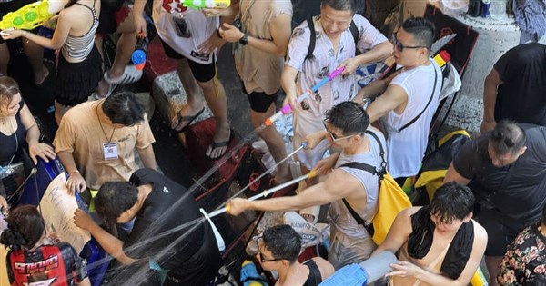 タイで水かけ祭り「ソンクラーン」開幕、バンコクのシーロム通りには数万人が集結