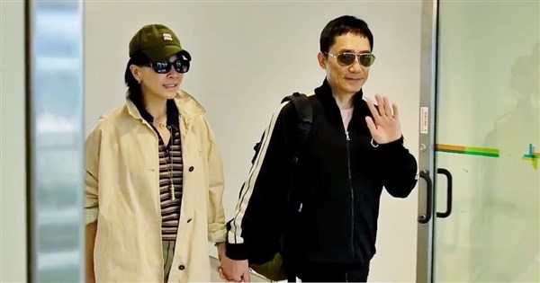 トニー・レオンがカリーナ・ラウの手を握り桃園空港に登場、金馬ファンタスティック映画祭に出席