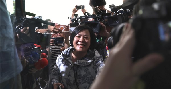黄国昌氏：李貞秀氏が立法委員の給与補填を辞職の条件に要求、承諾は不可能