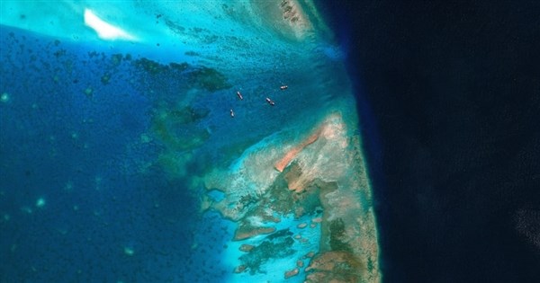 ロイター：中国が船を派遣し、スカボロー礁の入り口を塞ぐ障壁を設置 衛星写真が公開される