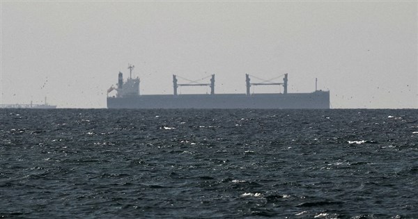 荷莫茲海峽未全面停航 美軍封鎖首日仍有八艘船通行