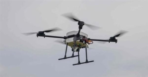チェコ、鳥の群れを模した新型ドローンを開発 中国サプライチェーンへの依存を低減