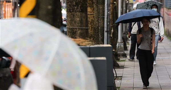 18日鋒面通過 中部以北、東部防雷雨