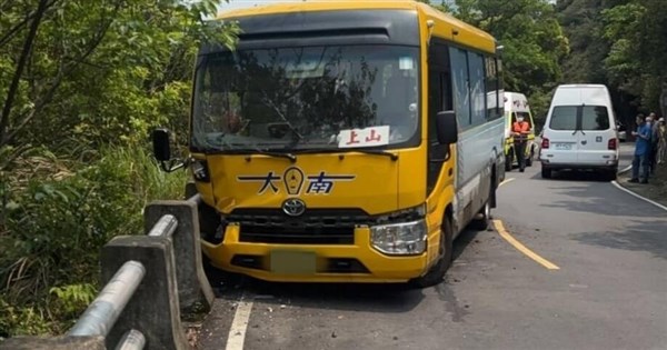 台北市北投区でバス事故、15人軽傷