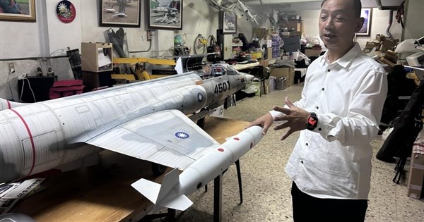 彰化眼鏡行藏「地下兵工廠」 老闆圓遙控戰機夢