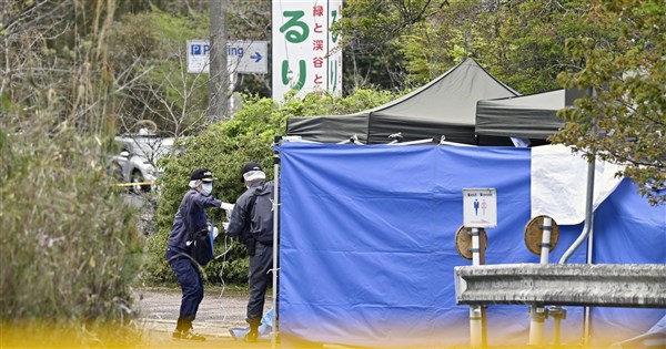 日本京都11歳男児死亡事件 警察が公衆トイレで鑑識作業