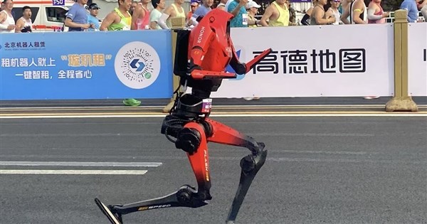 比人還快  北京機器人馬拉松榮耀「閃電」奪冠