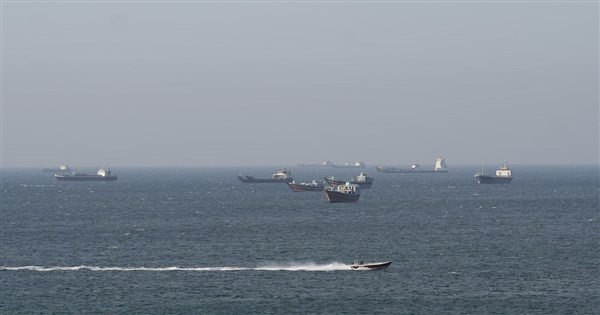 イランがホルムズ海峡を再び封鎖、中国とインドの船舶が引き返した模様、海運は停止