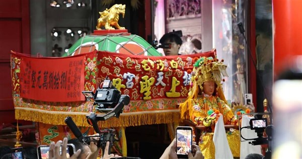 白沙屯媽祖の巡礼が拱天宮に帰還 「進め（進喔）」の声が響く中、安座