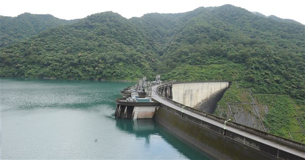 翡翠ダムの「水使用料」徴収計画、経済部長は法的根拠に疑問を呈し水資源の浪費を否定