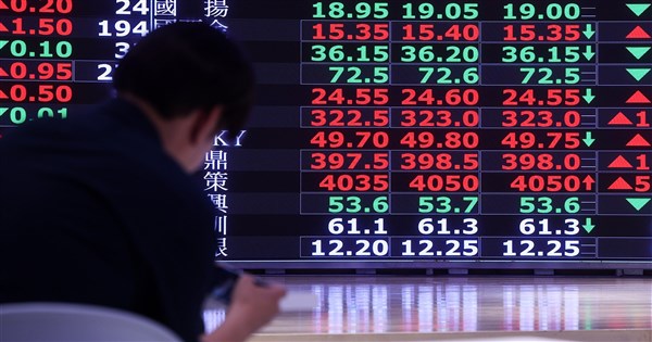 台湾株式市場は一時38000ポイントを突破、273ポイント高で引ける。時価総額トップ企業は最高値を更新し、47銘柄が1000元超え