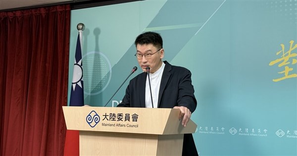 頼総統の訪問計画停滞を外交的失敗と批判する鄭麗文氏に対し、梁文傑氏は「どちらの側に立っているのか」と疑問を呈す