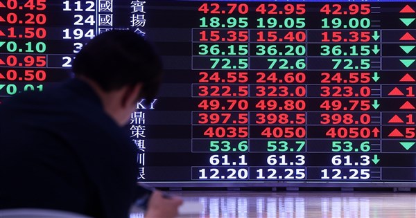 台湾株、寄り付き下落後反発