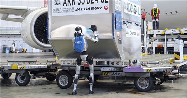 JALとGMO AIR、羽田空港で人型ロボットによる貨物積み下ろし実験へ