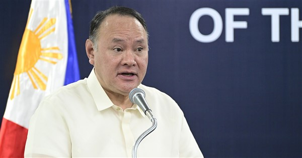 フィリピン国防相：米軍のインド太平洋における抑止力低下は懸念せず、ただし中国が隙を突く恐れ
