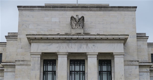 FRB、3回連続で金利据え置き