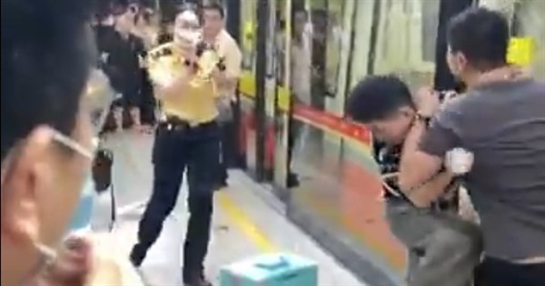 広州地下鉄で催涙スプレー攻撃か 男が車内で乗客に無差別噴射