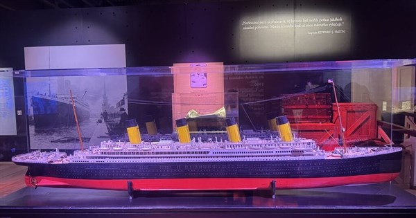 タイタニック号の沈没船遺物約100点、プラハで展示 伝説的な悲劇の物語を再現