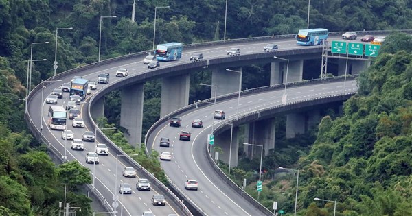 連休最終日の高速道路、11区間で渋滞の恐れ　国道5号の北上Uターンラッシュは午前に発生か
