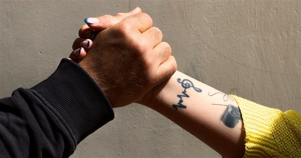 女性、結婚披露宴で腕相撲をして腕を骨折　損害賠償請求は棄却
