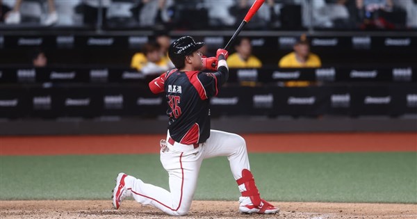 Dragons' Liu Chi-hung Makes Two Stellar Defensive Plays, Caps Extra-Inning Walk-Off Homer Story