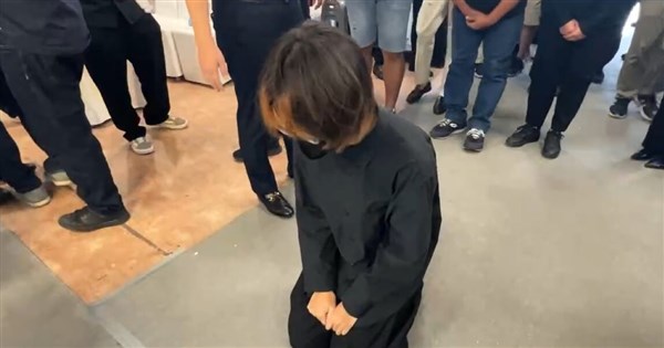 Farewell ceremony for Tainan police officer killed in accident, accused student kneels at mourning hall