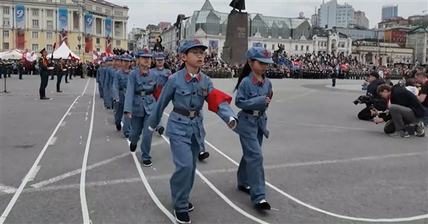 ウラジオストクで子ども軍事パレード、中国が小学1年生を参加させ議論に